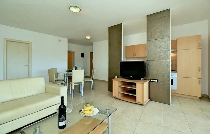 Awesome Home in Umag With 2 Bedrooms