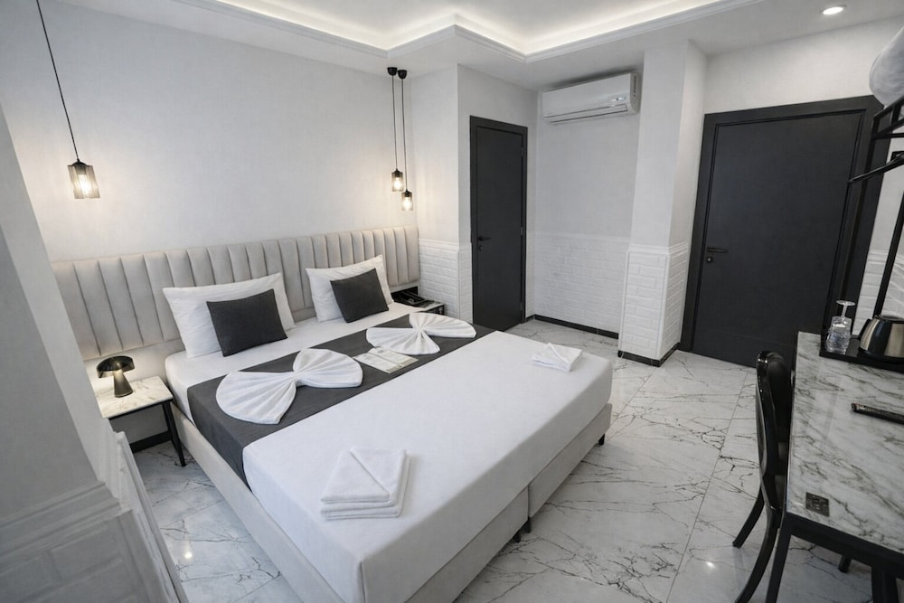D Twins plus Hotel