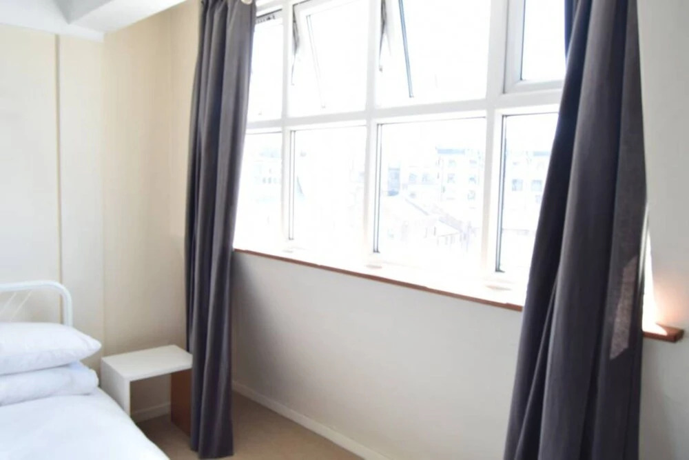 2 Bedroom Flat Near The River Thames