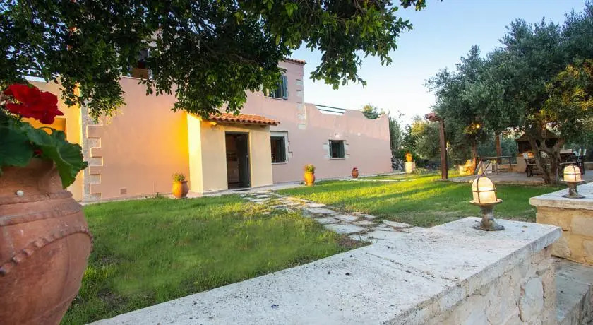 Villa Manoutsio - Traditional Cottage Among Olive Trees 500m from Sandy Beach