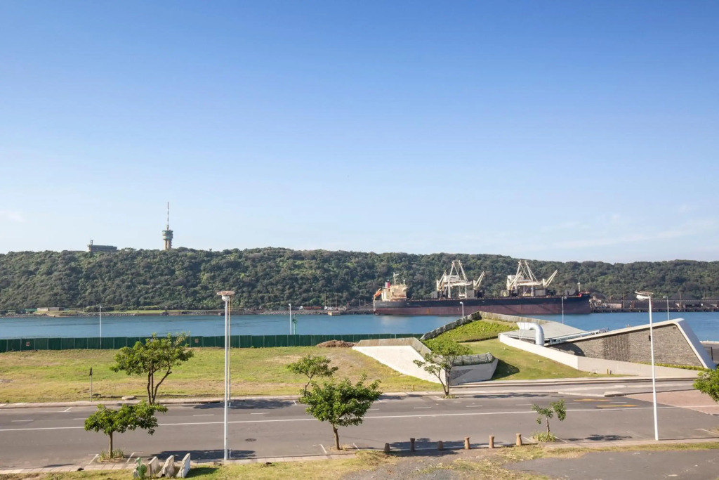 uSHAKA WATERFRONT - SPACIOUS SUBLIME STUNNER