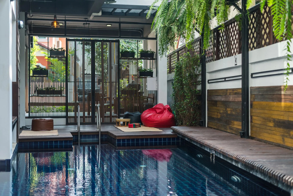33 Poshtel