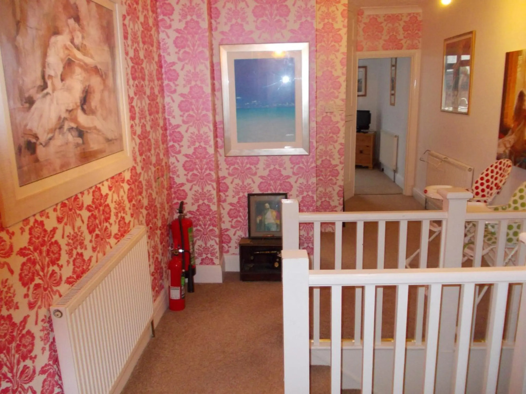 SINGER HOUSE , PAIGNTON BEACH SEAFRONT ,TORBAY , GUARANTEED FREE PARKING , WIFI ,We have various GROUND FLOOR Holiday Apartments with Private Gardens , Family rooms & Double rooms ,Opposite Paignton Pier