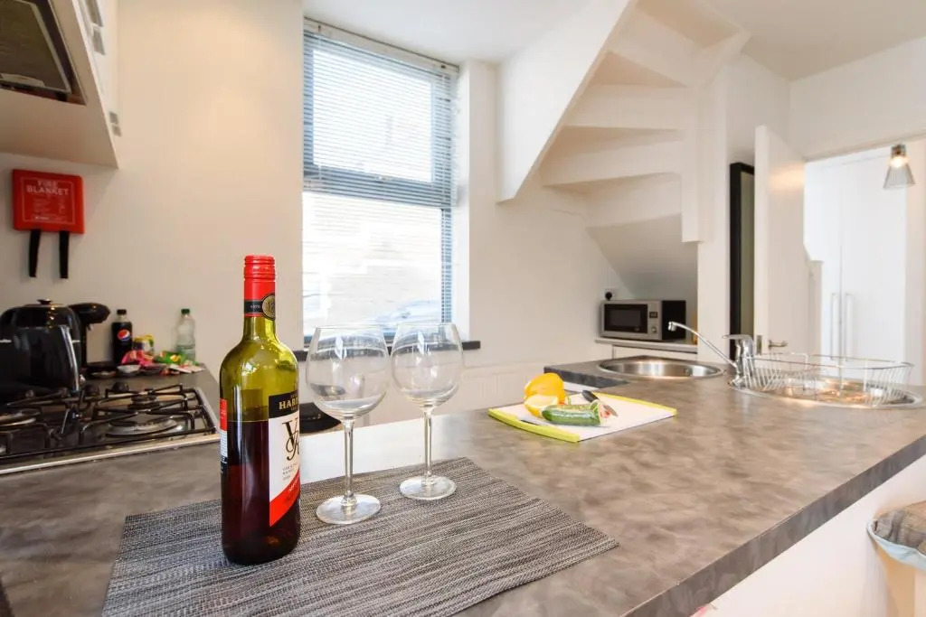 2 Bed Cardiff House with Hot Tub, BBQ, Terrace & Free Parking