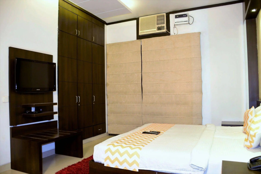 OYO Premium Sector 54
