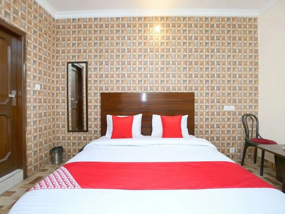 OYO 13700 Hotel Star Palace