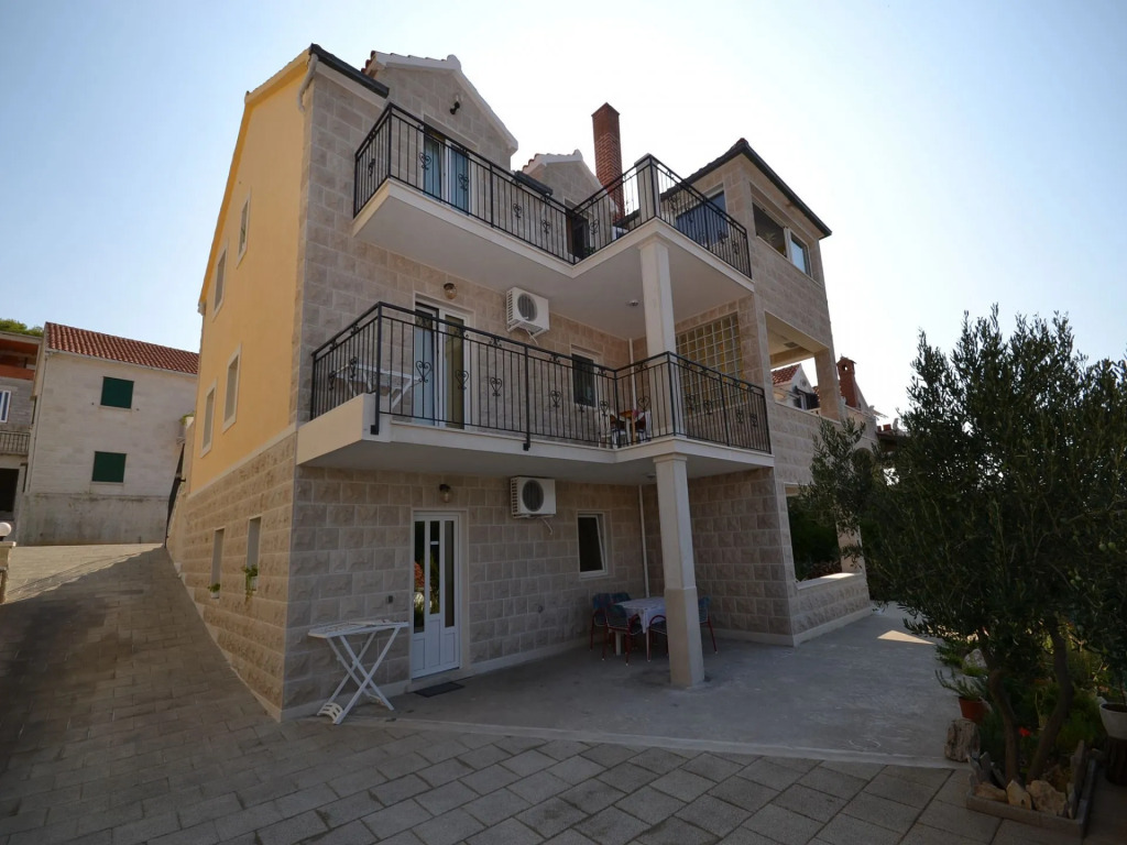 Studio apartment Suzane - terrace and sea view SA-Iris Postira, Island Brac