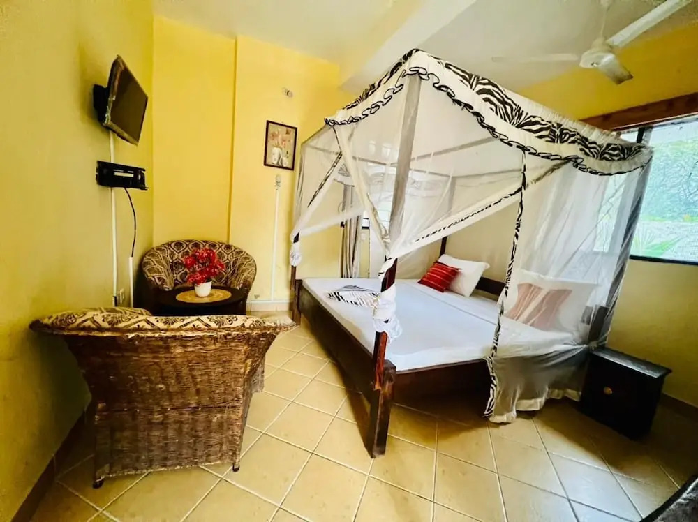 Luxurious 3-bedroom Holiday House With Pool Access in Diani Beach
