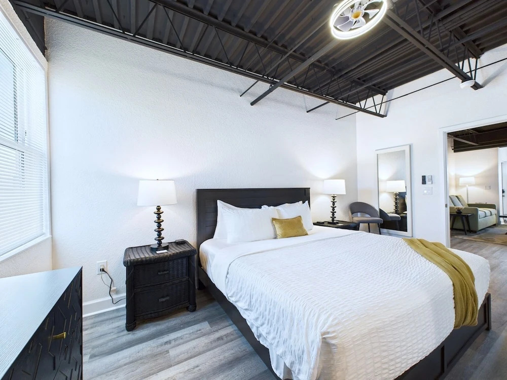 Bright Modern Loft by Port Beaches -unit 206