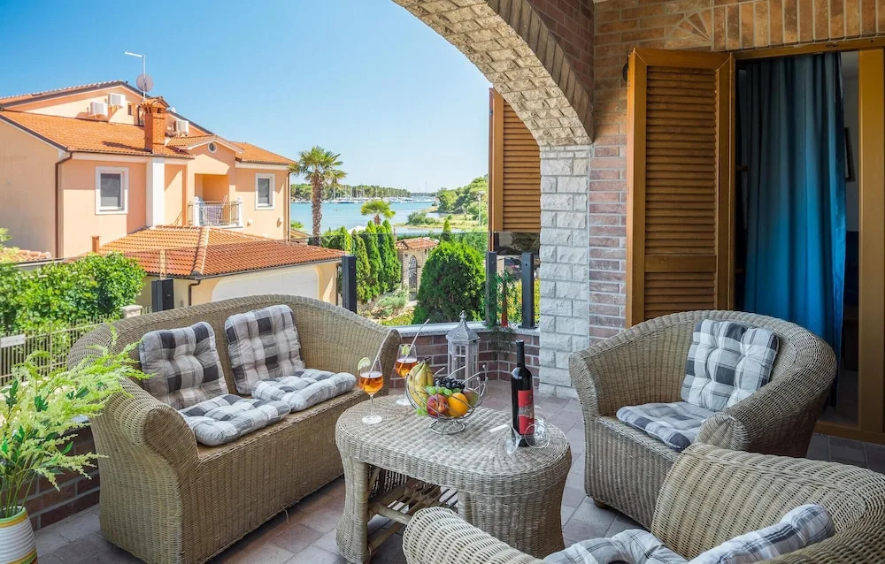 Amazing Home in Medulin with Outdoor Swimming Pool, Hot Tub & WiFi