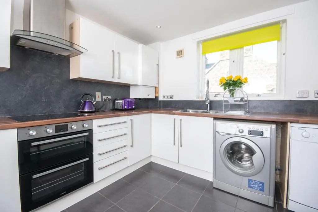 Find "DWELLCOME HOME Ltd" site for 10oo10 assurance from past guests - Immaculate 2 Bedroom, 3 Bed, 2 Doubles and a Single 2nd floor Apartment with free allocated off street parking, 100Mbps broadband, Miles better than a hotel