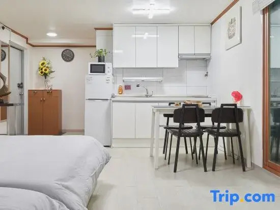 Hongdae Lovely  House. Big Room. Hongdae University Station. Exit 7. Walk 2 min