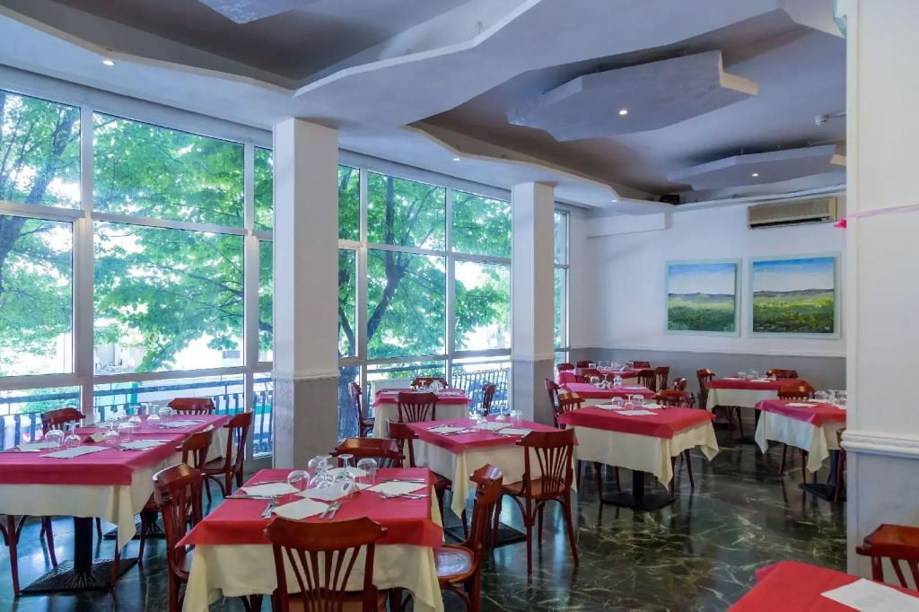 Hotel Plaza con piscina