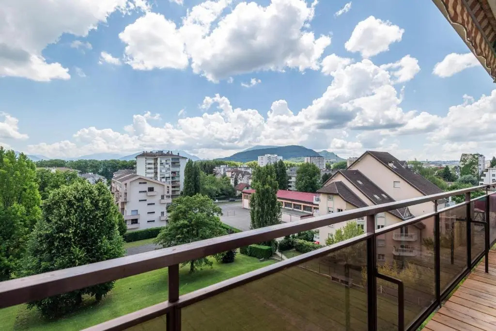 Spacious T3 apartment with a balcony near the old town
