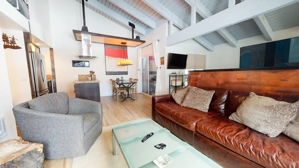 Mammoth Estates Studio Condos - 2 Blocks from The Village Gondola Station