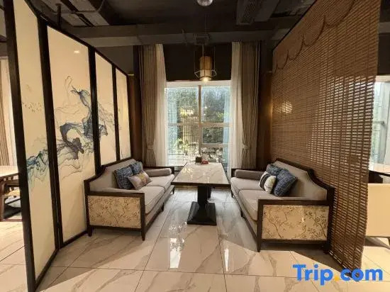 Starway Hotel (Nanchong Yilong Railway Station)