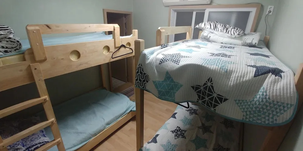 Ninano Guesthouse - Hostel