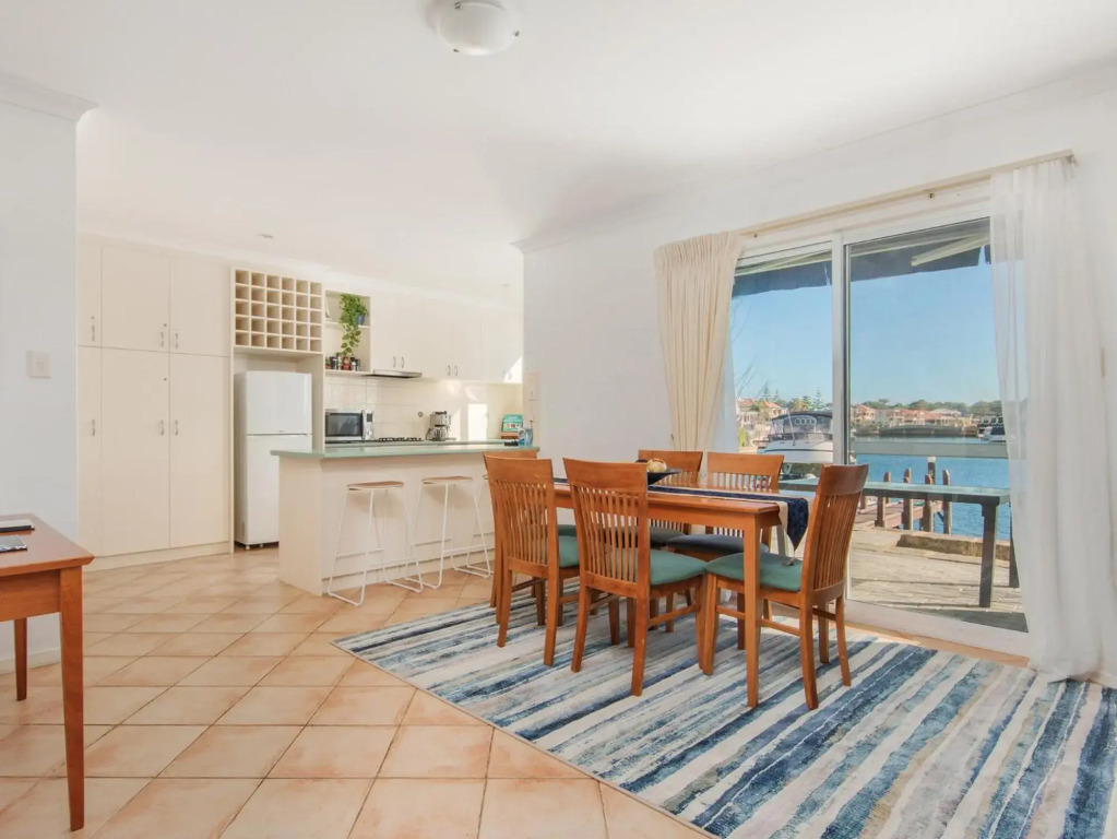 Waters Edge Apartment with Jetty