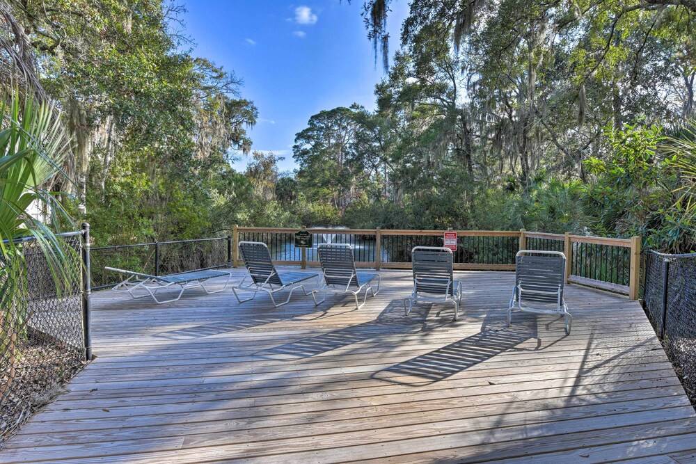Hilton Head Island Condo w/ Deck < 1 Mi to Beaches