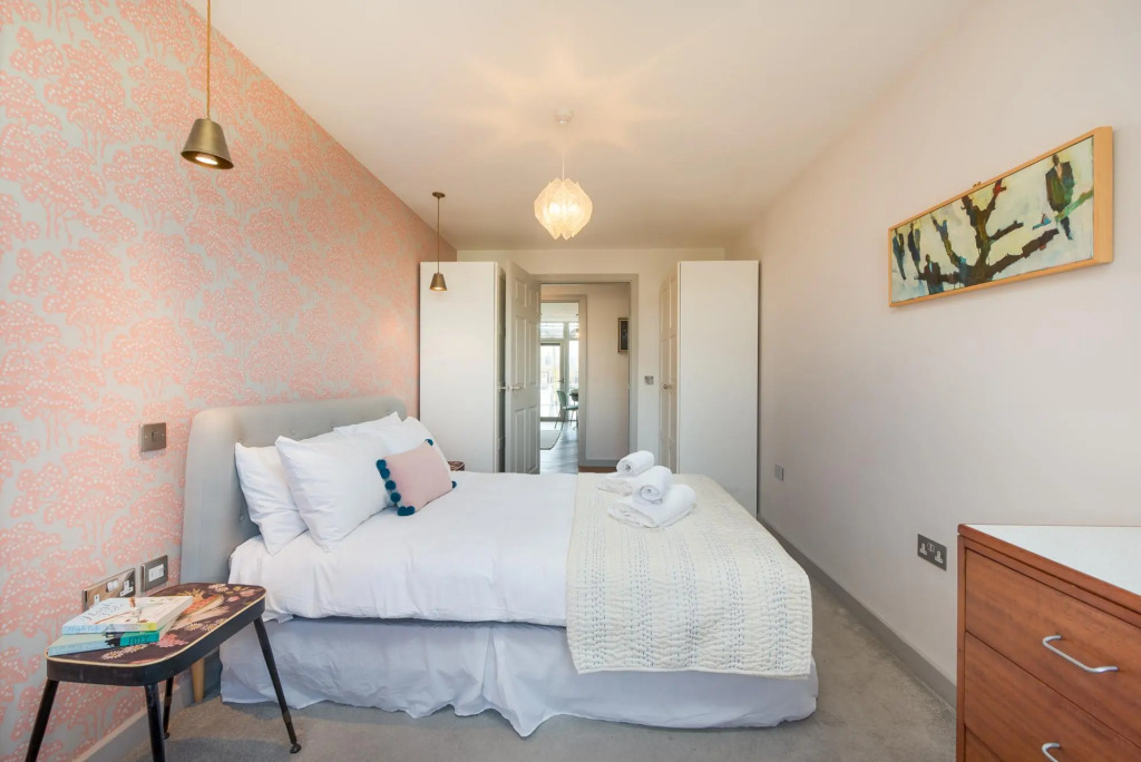 Spacious Fulham Apartment Close to the River by Underthedoormat