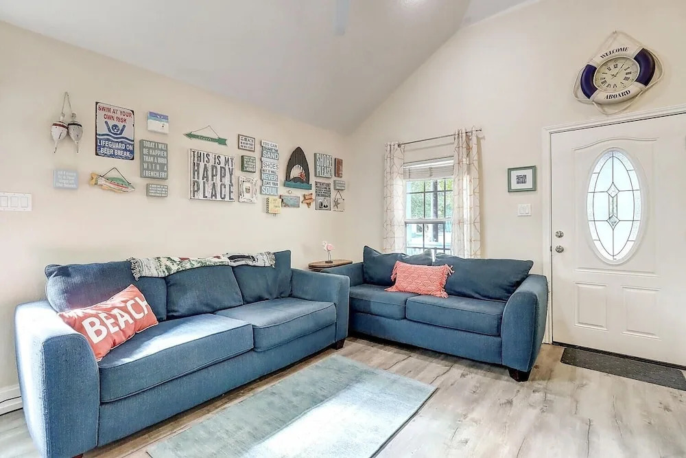 Heron Hideaway 2 Bedroom Cottage by RedAwning