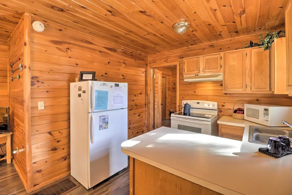 Cozy Cabin with Hot Tub 4 Mi to Broken Bow Lake