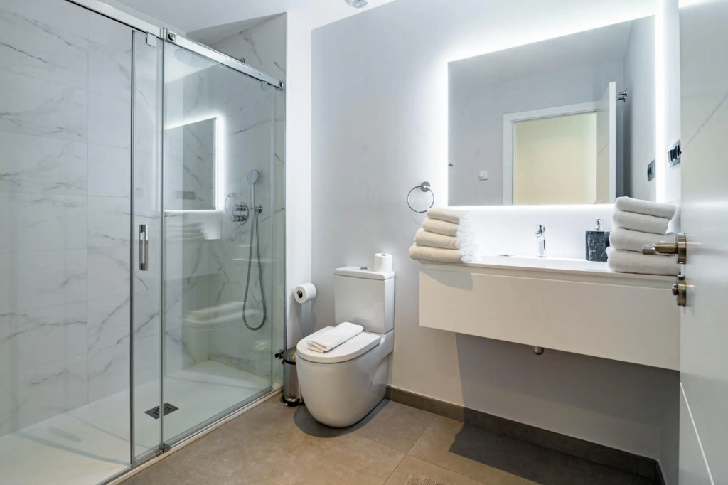 LAE7.BI- Apotel Estepona hills by roomservices