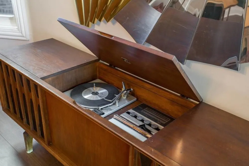 Chic Logan Pad - Modern Meets Retro
