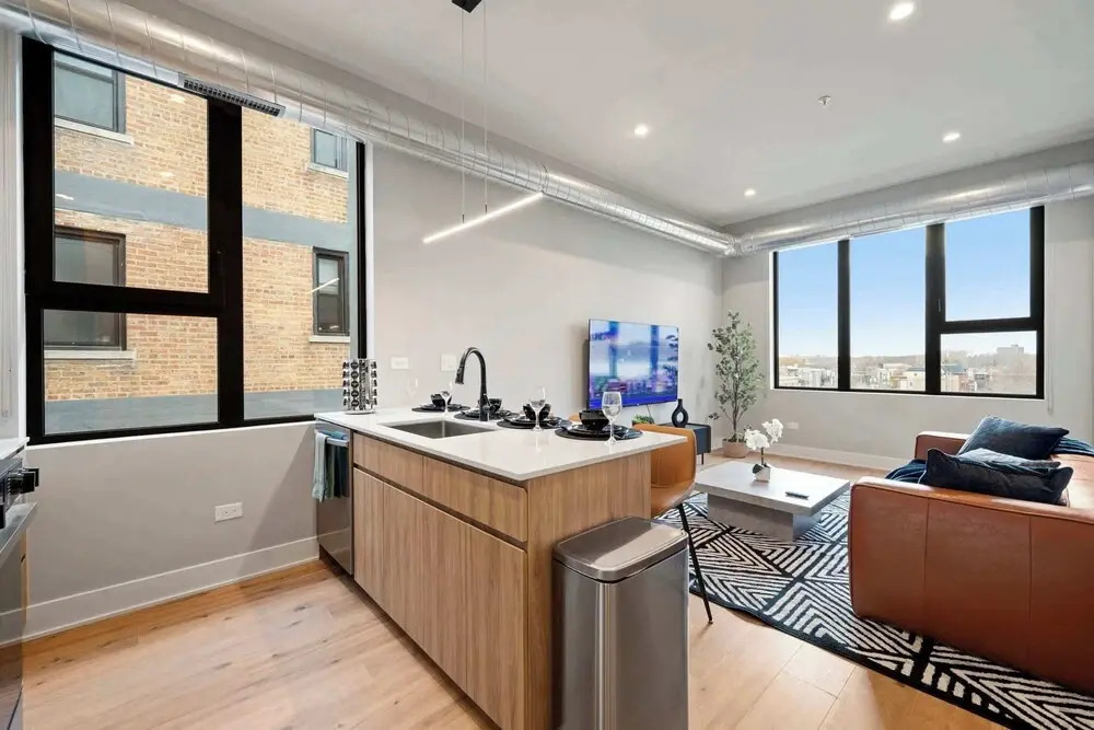 Edgewater Gem Stylish 2BR Apartment Near Lake