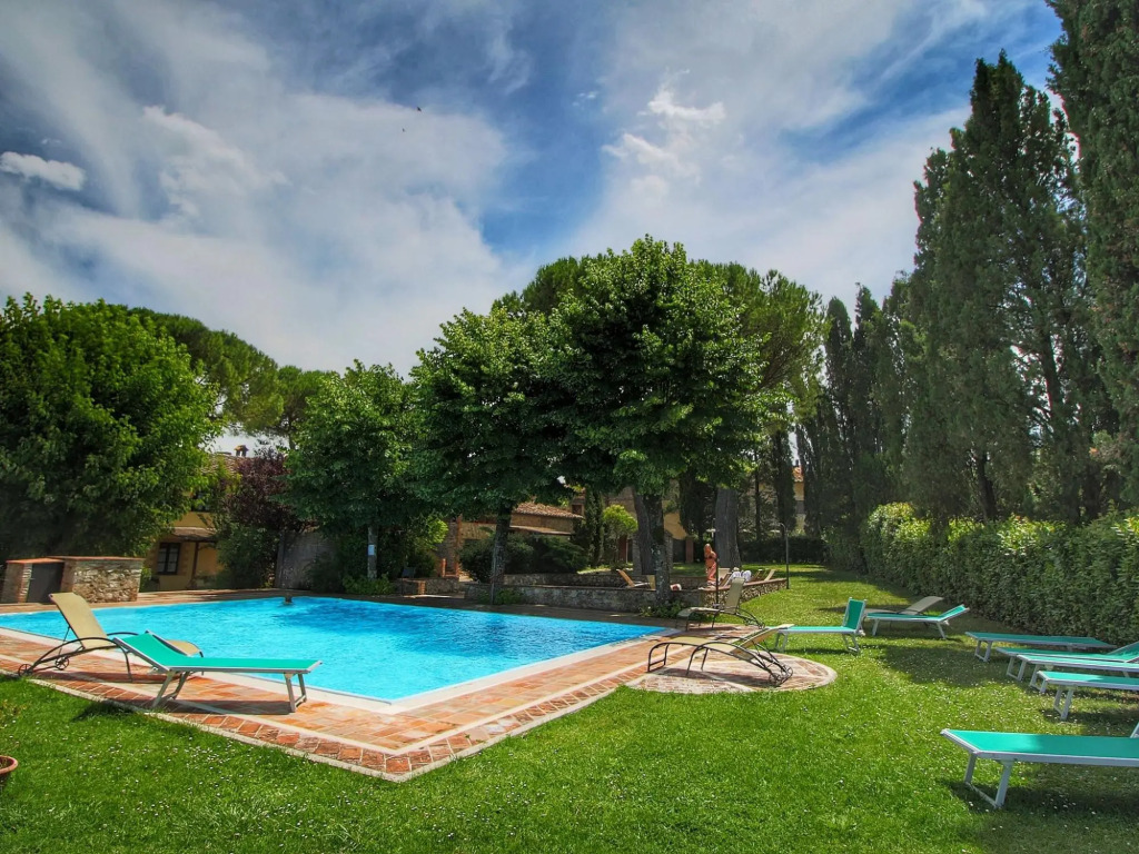Apartment in a farmhouse with swimming pool