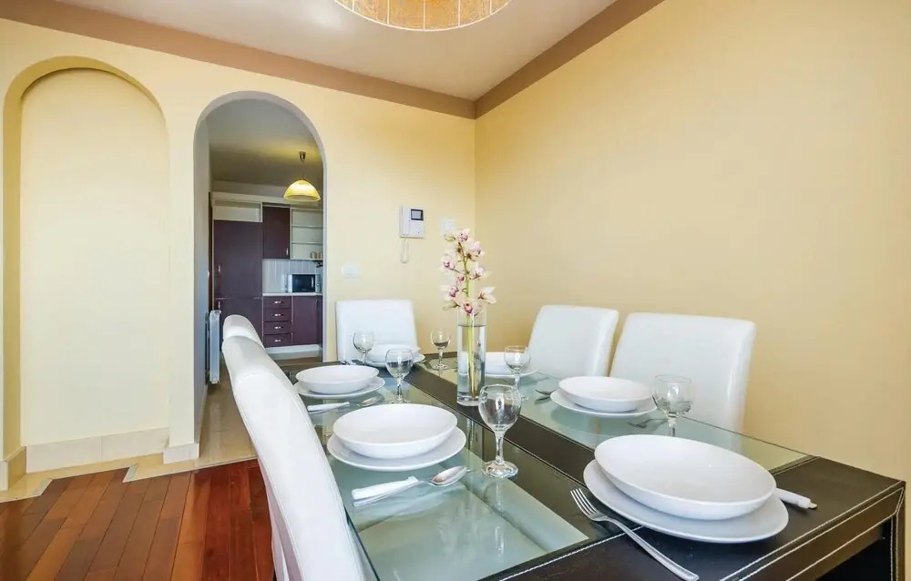 Beautiful Home in Icici With Wifi and 3 Bedrooms