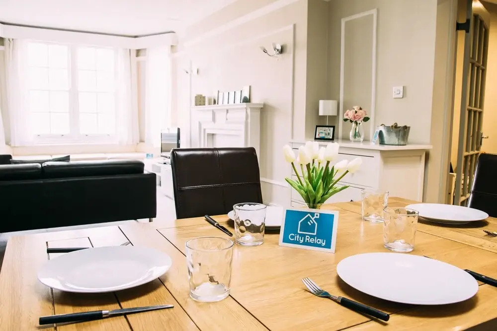 Modern Grove Court Apartment - ISMY