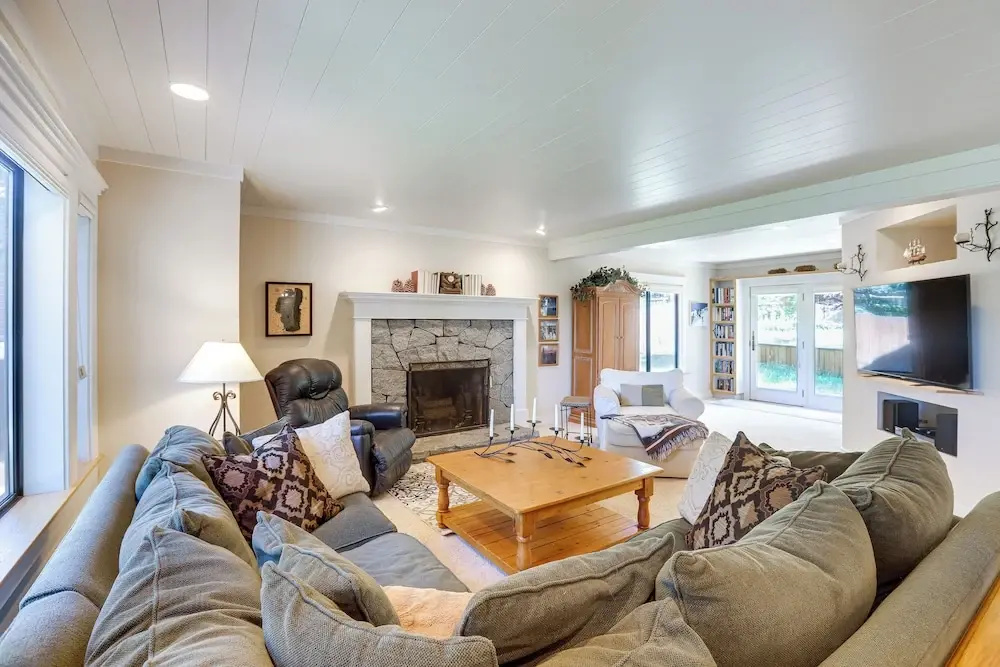 Spacious Tahoe City Retreat < 2 Mi to Lake Tahoe!