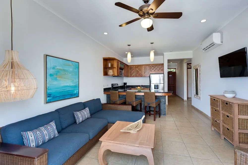 2br/2ba Unit in Exclusive Community