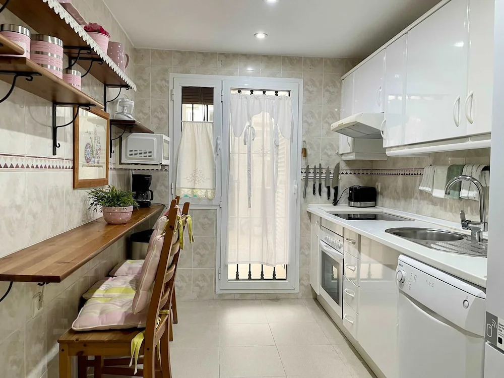 Easy Parking Poolside 2 Bedroom F-5