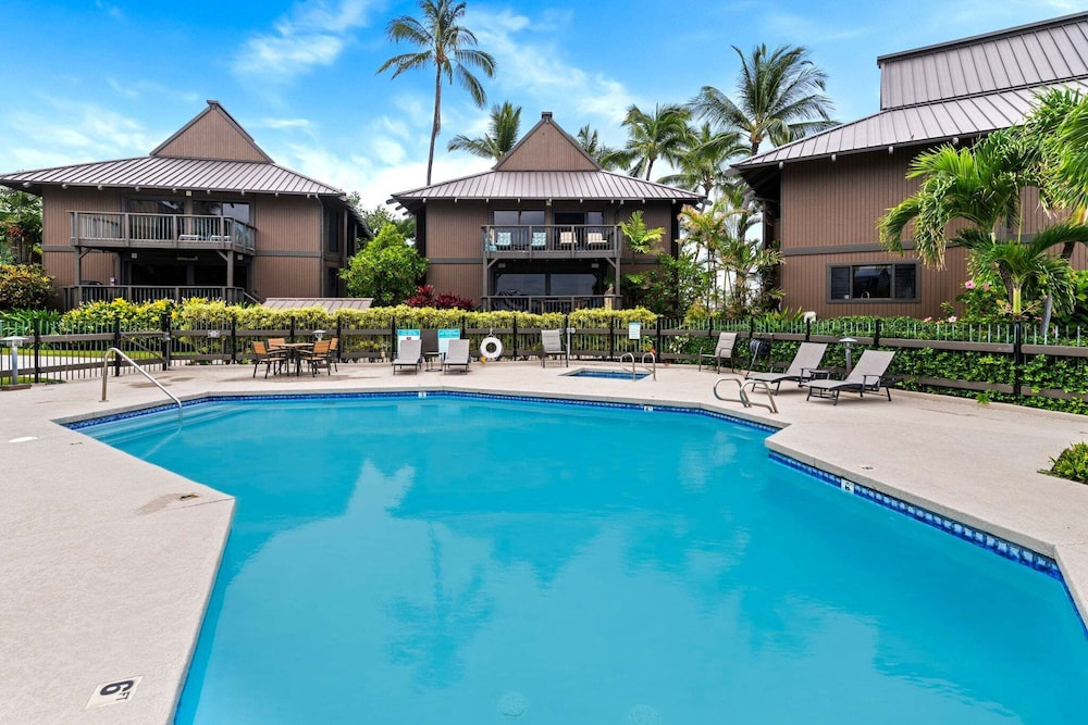 Air-conditioned Ocean Front Hawaii Townhome! - Sleeps 6 - Vrkcv