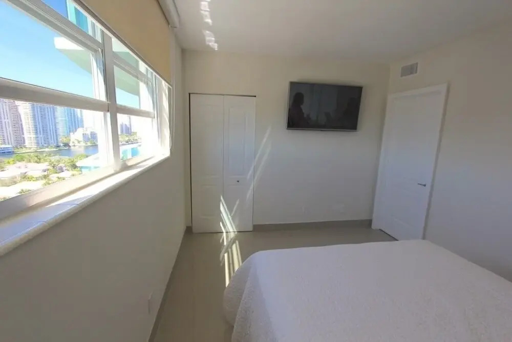1 Bedroom + Den Bay View Apartment Or1610