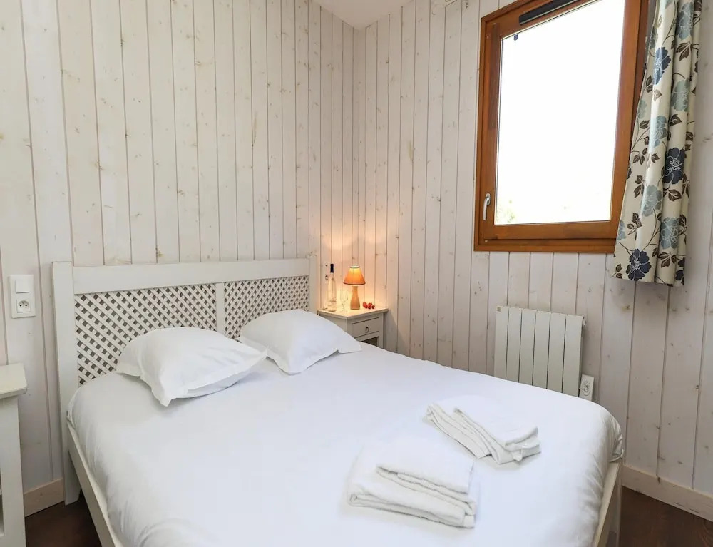 6-person Accessible Wooden Chalet
