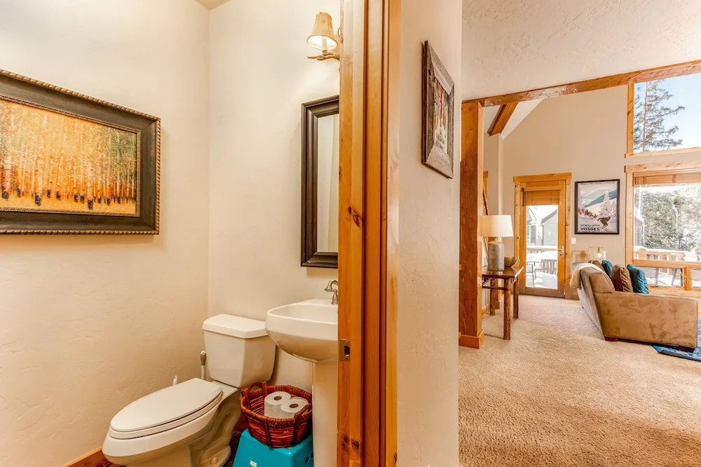 New Listing! Upscale W/ Private Hot Tub 5 Bedroom Townhouse