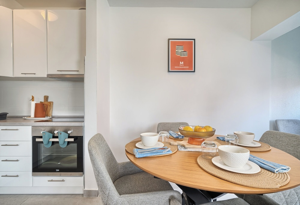 A 2 Luxury apt w big Balcony, 4 min Walk to Beach