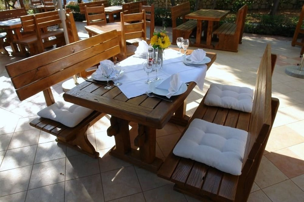 Apartments Mandre near sea