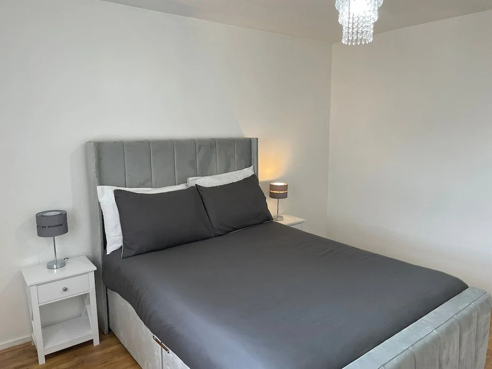 New! 4 Bedroom London House With Garden and Lawn