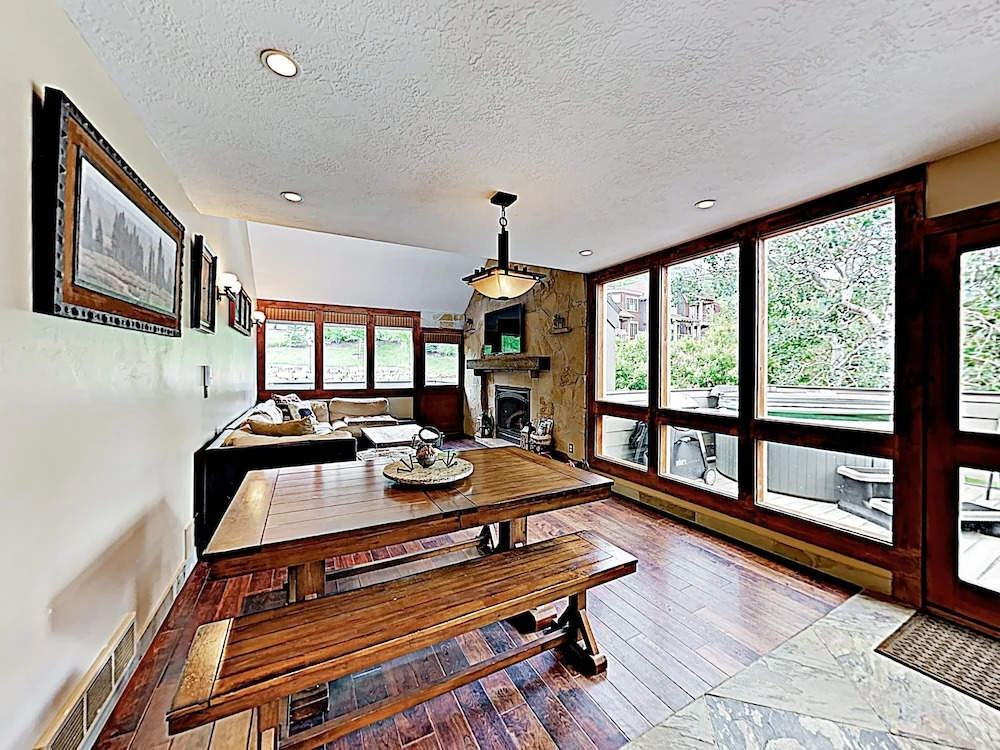 New Listing! Alpine Gem W/ Hot Tub, Near Lift 3 Bedroom Condo
