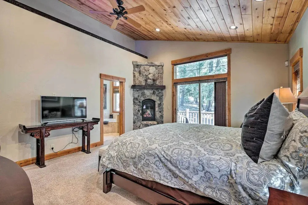 Truckee Escape w/ Hot Tub Near Ski Resorts