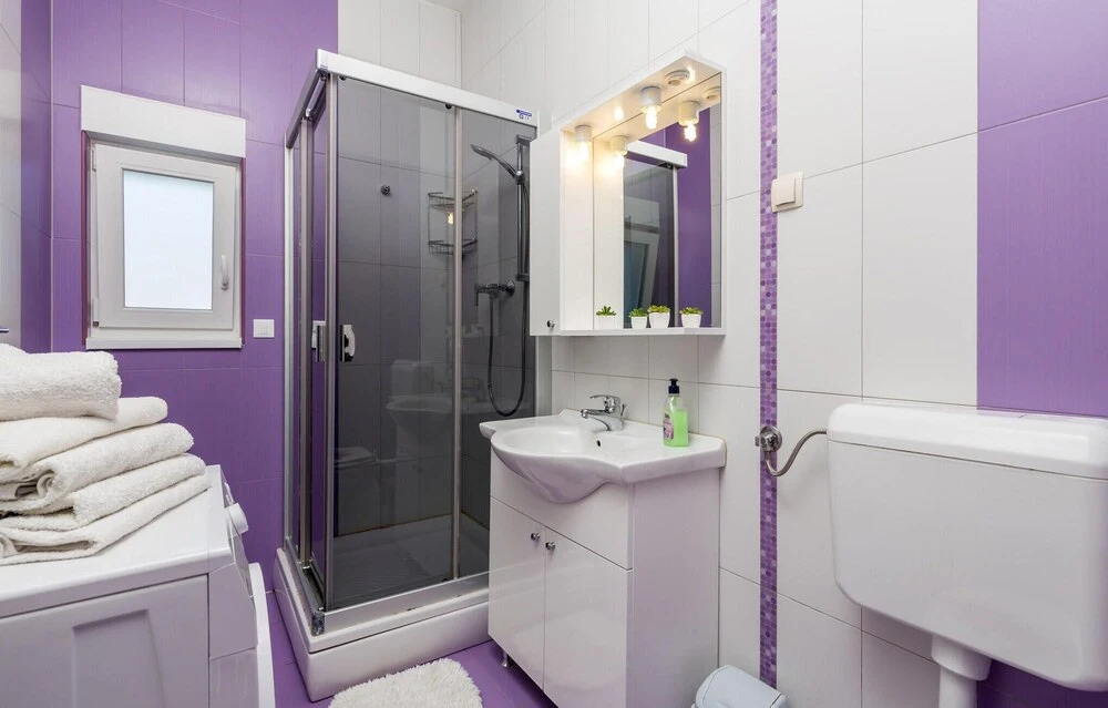 Nice Home in Vrh With Wifi and 2 Bedrooms