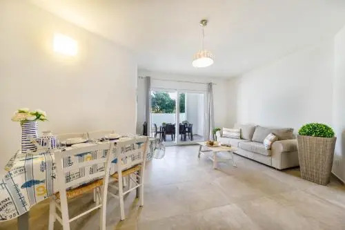 Caneis Apartments