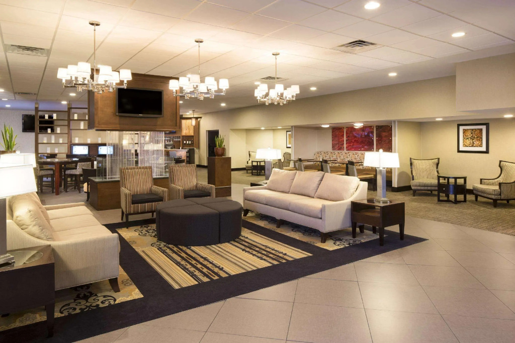 DoubleTree by Hilton Hotel Raleigh Brownstone University