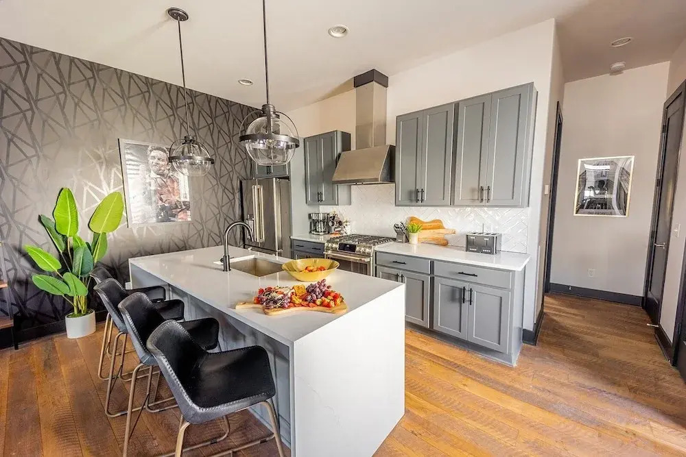 Heart of Gulch - 4 Min to Broadway - Designer Home