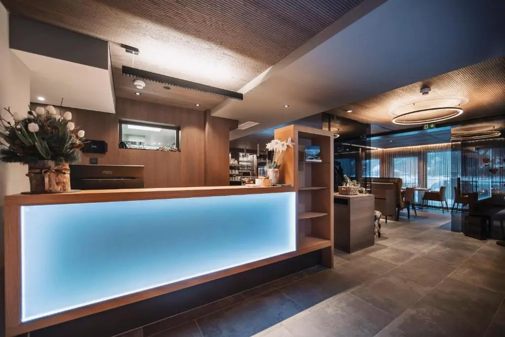 VIER Studios & Restaurant