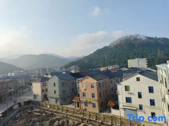 Xizhou Carnival Business Hotel